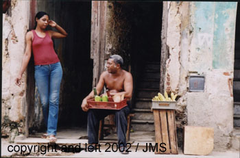 mujer y hombre fachada